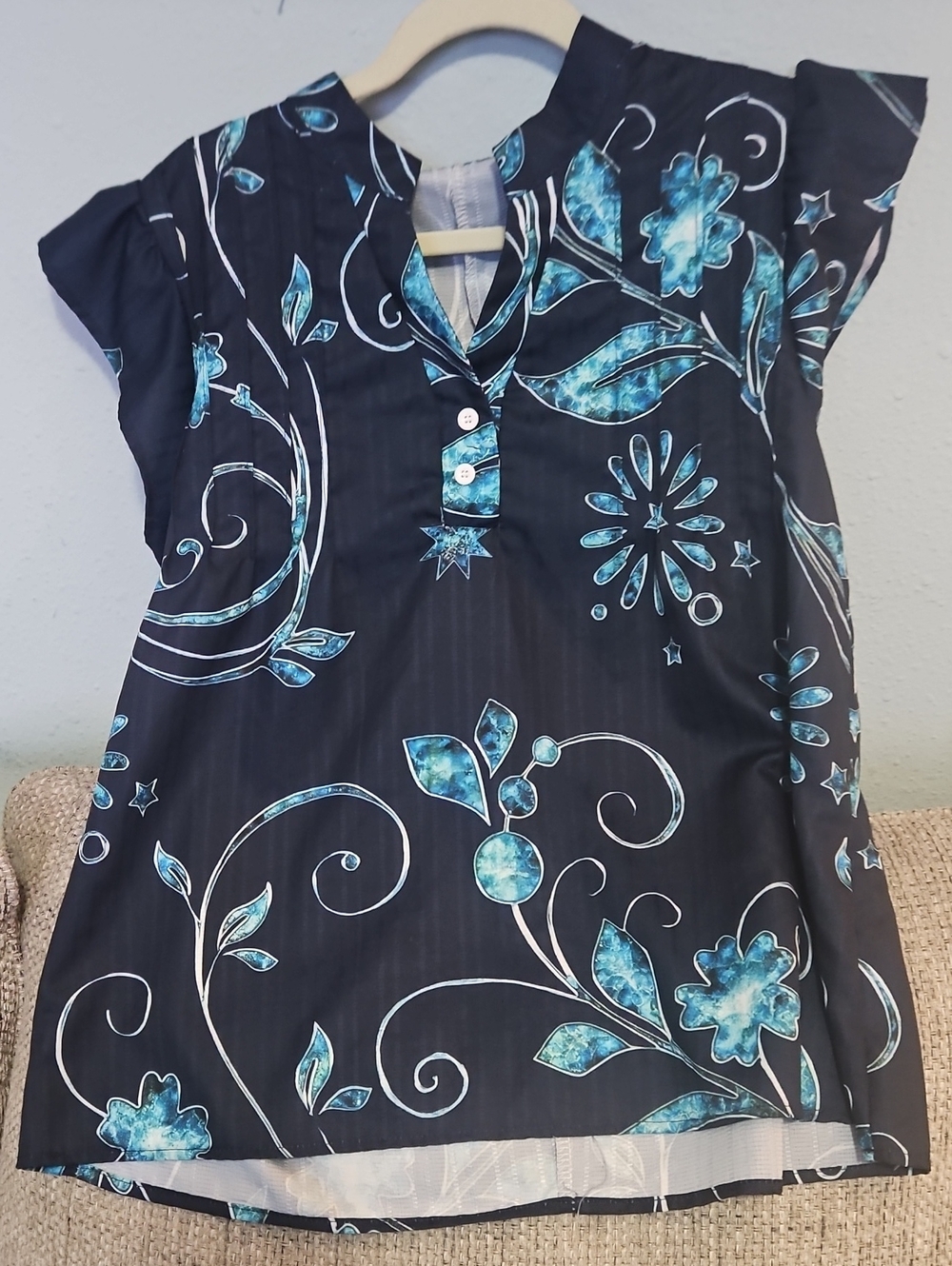Floral Print V-Neck Women’s Top in Teal on Black